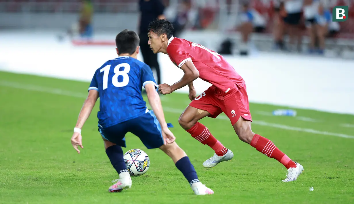 <p>Pemain Timnas Indonesia U-20, Dony Tri Pamungkas berusaha melewati pemain Guatemala pada laga mini turnamen di Stadion Utama Gelora Bung Karno (SUGBK), Senayan, Jakarta, Selasa (21/2/2023). (Bola.com/M Iqbal Ichsan)</p>