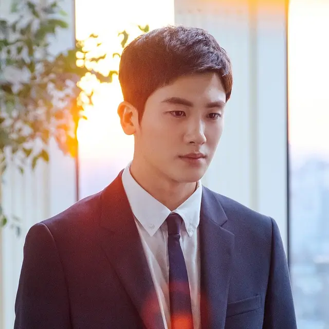 Park Hyung Sik dalam Suits. (Instagram/ phs1116)