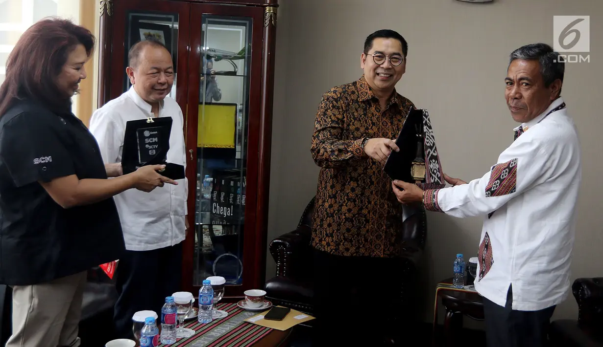 Dura Besar Timor Leste untuk Indonesia Alberto Carlos (kanan) memberi hadiah kepada Sekretaris SCM Gilang Iskandar (dua kanan) saat pertemuan dengan jajaran EMTEK dan SCM Group di Jakarta, Kamis (9/8). (Liputan6.com/JohanTallo)