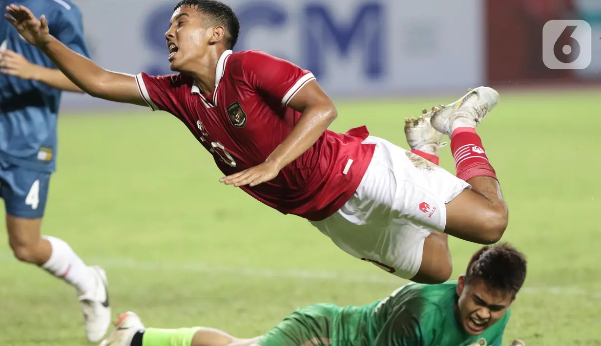 Pemain tengah Timnas Indonesia U-19, Razzaa Fachrezi Aziz menghindari benturan dengan penjaga gawang Brunei Darussalam U-19 pada laga lanjutan grup A Piala AFF U-19 2022 di Stadion Patriot Candrabhaga, Bekasi, Jawa Barat, Senin (4/7/2022). Timnas Indonesia U-19 menguasai jalannya pertandingan dan mencetak 7 gol ke gawang Brunei. (Liputan6.com/Helmi Fithriansyah)