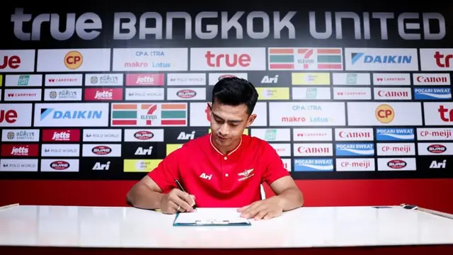 Pratama Arhan Join Bangkok United, Azizah Salsha Setia Dampingi Tanda Tangan Kontrak (credit: instagram.com/azizahsalsha_)