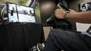 Pengunjung menjajal simulator truk yang dihadirkan Mercedes Benz di GIICOMVEC 2020, JCC Senayan, Jakarta, Minggu (8/3/2020). Mercedes Benz menghadirkan simulator truk dan bus dalam GIICOMVEC 2020 sehingga pengunjung dapat merasakan sensasi mengendarai kendaraan besar. (merdeka.com/Iqbal Nugroho)