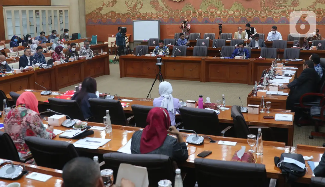 Suasana rapat kerja antara Menteri Perdagangan (Mendag) Zulkifli Hasan dengan Komisi VI DPR RI di kompleks parlemen, Senayan, Jakarta, Selasa (5/7/2022). Rapat membahas pengesahan perjanjian Indonesia-Korea Comprehensive Economic Partnership Agreement (IK-CEPA). (Liputan6.com/Angga Yuniar)