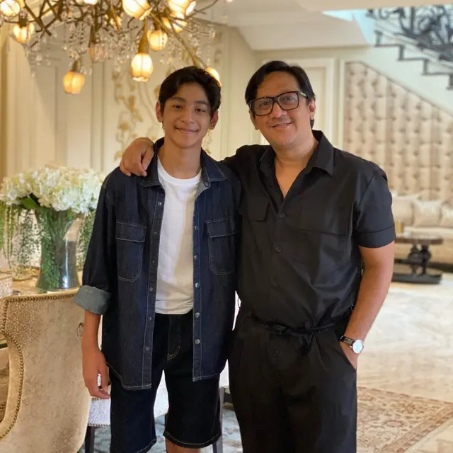 Dengan gaya yang sama, wajah Andre Taulany dan Kenzy sangat mirip