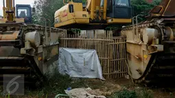 Warga memanfaatkan sela-sela alat berat pengeruk sebagai kandang bebek, Jakarta, Jumat (6/11/2015). Pemerintah Provinsi DKI Jakarta memulai proyek pembangunan waduk Brigif pada April lalu dan direncanakan selesai November 2014. (Liputan6.com/Yoppy renato)