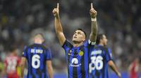 Pemain Inter Milan, Lautaro Martinez, melakukan selebrasi setelah mencetak gol ke gawang Monza pada laga perdana Serie A musim 2023/2024 di Stadion Giuseppe Meazza, Minggu (20/8/2023). Inter Milan menang dengan skor 2-0. (AP Photo/Luca Bruno)