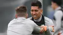 Penyerang Liverpool, Roberto Firmino melakukan pemanasan selama latihan di Melwood di Manchester, Inggris (9/4). Dengan keunggulan 3- 0 di leg pertama, Liverpool siap melaju ke semifinal Liga Champions. (AFP Photo/Paul Ellis)