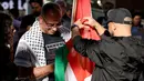 Para pengunjuk rasa menyiapkan bendera Palestina pada awal aksi protes terhadap aksi militer Israel di Gaza saat mereka berkumpul di Sydney pada 9 Oktober 2023. (David GRAY/AFP)