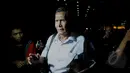 Anggota Tim 9, Tumpak Hatorangan Pangabean meninggalkan gedung KPK, Jakarta, Selasa (14/04/2015). Kedatangan Tumpak bersama Wakil Ketua Tim 9 Jimly Asshiddiqie disebut-sebut untuk rapat dengan Pimpinan KPK. (Liputan6.com/Andrian M Tunay)