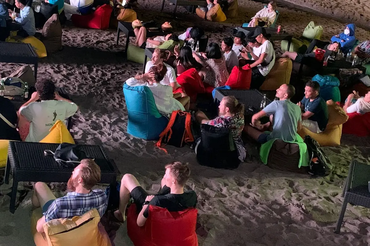 Turis mancanegara nonton bareng film Labuan Hati di gelaran Cinema On The Beach 2022