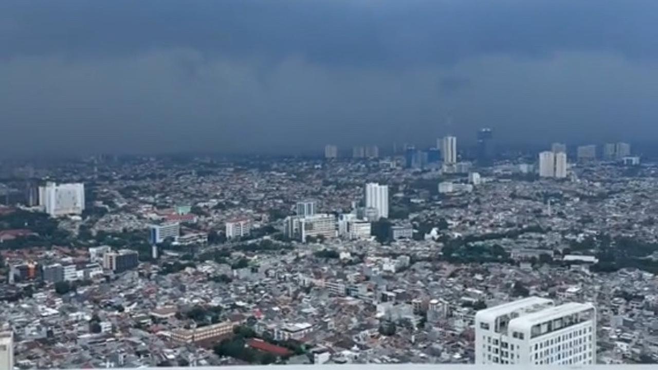 "Keren banget ya. Itu awannya, ini mendung, yaudah terus itu kayak hujannya tuh tercurah. Keren banget ya," ucap Hadi.