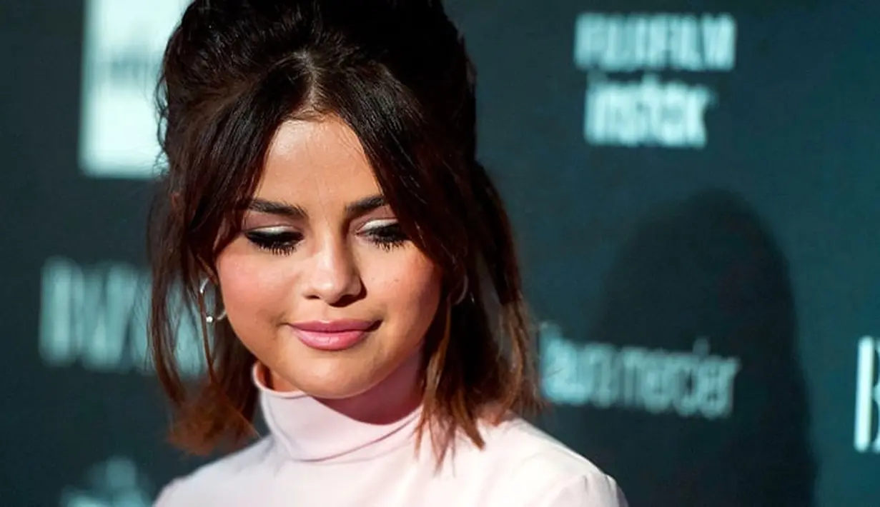 Ia merasa sedih karena The Weeknd pernah mengaku sudah move on dari Bella Hadid. (Rolling Stone)