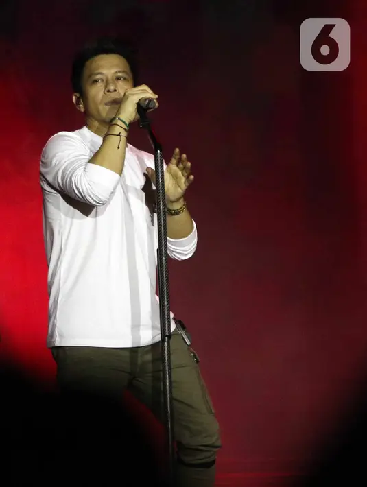 Vokalis grup band NOAH, Ariel saat tampil memeriahkan acara Pestapora di Gambir Expo, Kemayoran, Jakarta, Minggu (25/9/2022). NOAH tampil menghibur dengan membawakan lagu seperti 'Separuh Aku', 'Hidup Untukmu', 'Mati Tanpamu'. (Liputan6.com/Herman Zakharia)