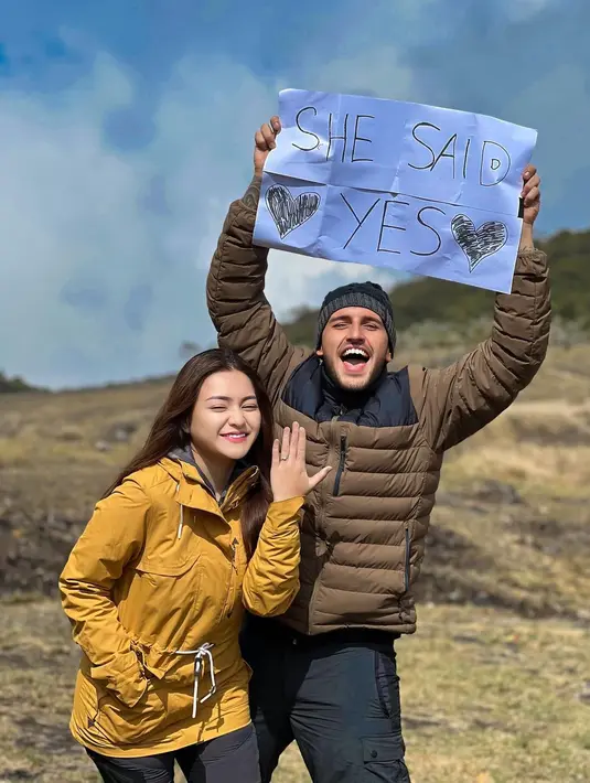 Potret bahagia Nathalie Holscher setelah dilamar Ladislao Camara. Perempuan seorang anak itu menunjukkan cincin yang melingkar di jari manisnya. Sedangkan pria berdarah Spanyol itu menunjukkan tulis 'She Said Yes'. [Instagram/nathalieholscher]