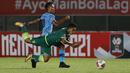 Bek Persela Lamongan, Eky Taufik Febrianto (belakang) menghadang laju pemain Persebaya Surabaya dalam laga Grup C Piala Menpora 2021 di Stadion Si Jalak Harupat, Bandung, Sabtu (3/4/2021). (Bola.com/Ikhwan Yanuar)