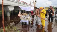 Ritual adat mewarnai peresmian jalan layang Bukit Rawi, di Kabupaten Pulang Pisau, Kalimantan Tengah, Jumat (16/9/2022) Foto; Marifka Wahyu Hidayat