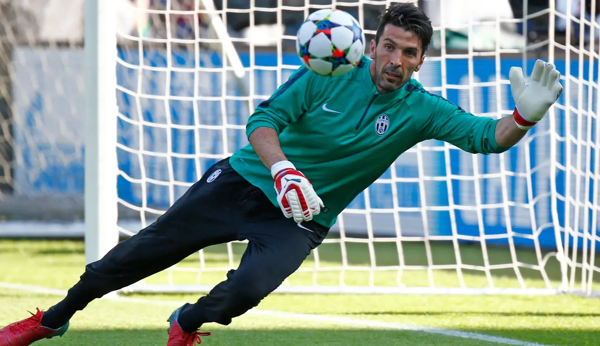 Kiper Juventus, Gianluigi Buffon berusaha menghalau bola saat melakukan sesi latihan di  Olympiastadion Berlin, Jerman (5/6/201515). Juventus akan menghadapi Barcelona di Final Liga Champions. (Reuters/Michael Dalder)