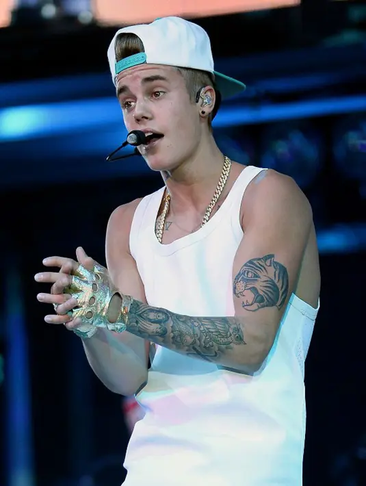 Tato terbaru di tubuh Justin ini hampir menutupi seluruh bagian perut dan dadanya. Mengunggah video tanpa menuliskan keterangan apapun, Justin tampak sedang berjalan dan mengarahkan kamera di bagian perutnya. (AFP/Ethan Miller)