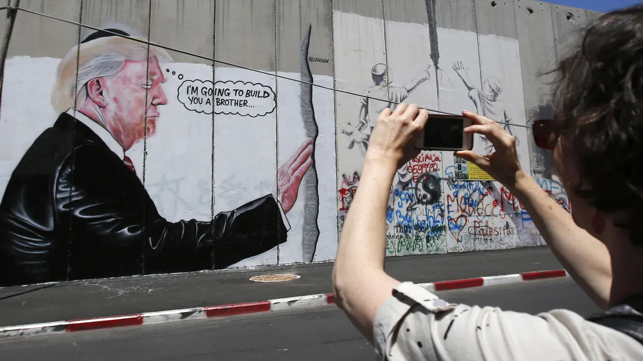 Donald Trump Terpampang di Tembok Perbatasan Israel - Palestina