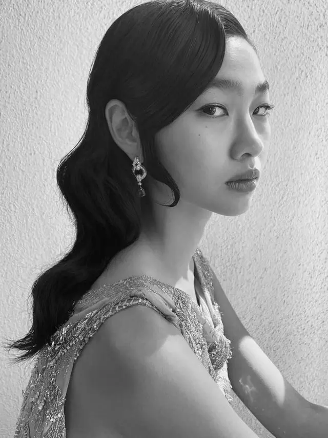 7 Gaya Glamor Jung Ho Yeon Berbalut Dress Metalik di Critics Choice Awards