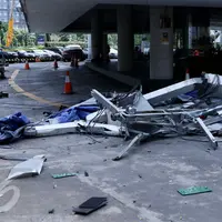 Sebuah gondola hancur berkeping-keping setelah jatuh dari lantai 23 Gedung Intiland Tower Sudirman, Tanah Abang, Jakarta, Rabu (26/10). Aparat kepolisian sudah mendatangi lokasi dan melakukan olah TKP. (Liputan6.com/Gempur M Surya)