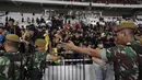 TNI mengevakuasi suporter Malaysia karena serangan dari suporter Timnas Indonesia saat laga Kualifikasi Piala Dunia 2022 di SUGBK, Jakarta, Kamis (5/9). (Bola.com/Vitalis Yogi Trisna)