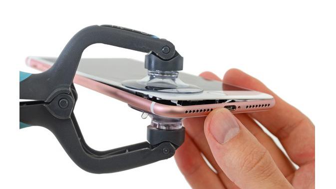 Membongkar iPhone 7 Plus (Sumber: Ifixit)