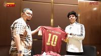 Presiden Sriwijaya FC, Hendri Zainuddin (kiri) bersama Atta Halilintar. (Potongan layar YouTube SFC Tv).