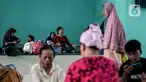 Sejumlah warga terdampak banjir terpaksa mengungsi di dalam Masjid Jami Al Mujahidin, Jati Padang, Pasar Minggu, Jakarta Selatan, Selasa (8/7/2025). (Liputan6.com/Herman Zakharia)