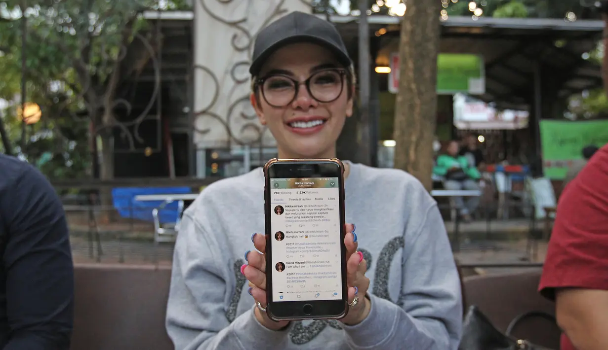 Saat sedang ramai dengan pemutaran film G30S PKI, Nikita Mirzani menjadi perbincangan lantaran diduga membuat cuitan menghina Panglima TNI Jendral Gatot Nurmantyo. Nikita kemudian dilaporkan ke polisi oleh beberapa organisasi. (Adrian Putra/Bintang.com)