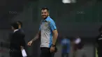 Pelatih Bhayangkara, Simon McMenemy saat melawan Persib Bandung. Bhayangkara saat ini berada pada peringkat pertama klasemen dengan  memiliki 56 poin. (Bola.com/Nicklas Hanoatubun)