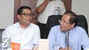 Menko Kemaritiman, Rizal Ramli berbincang dengan Wali Kota Bandung Ridwan Kamil saat rapat di Jakarta, Selasa (24/11). Rapat membahas pembuatan tol dalam Kota Bandung untuk mengurangi kemacetan di kota tersebut. (Liputan6.com/Angga Yuniar)