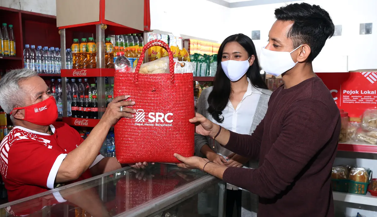 Warga berbelanja di salah satu toko SRC di Tangerang, Jumat (06/11/2020). Masyarakat mendukung program #BersamaMelangkahMaju dengan berbelanja dekat rumah sebagai bentuk dukungan kepada pedagang toko kelontong untuk dapat meningkatkan penjualan dan pendapatan. (Liputan6.com/Pool/SRC)