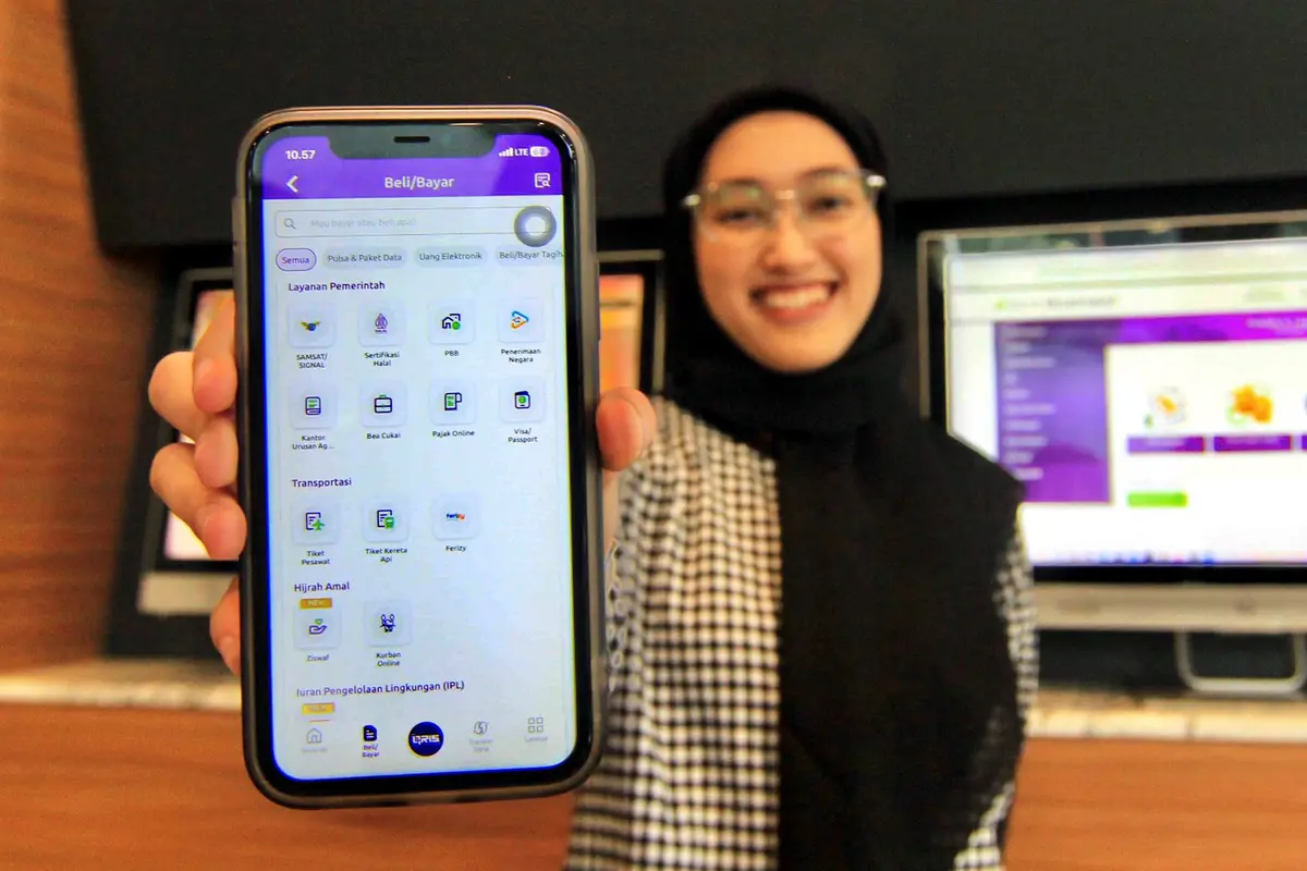 Karyawan memperlihatkan fitur pembayaran sertifikasi halal Muamalat DIN di Jakarta, Selasa (30/12/2025). (Dok Bank Muamalat)
