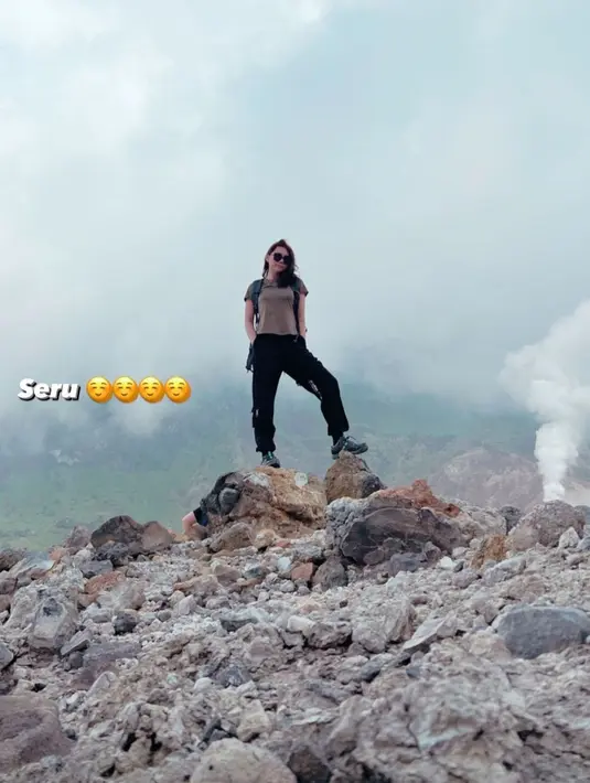 Selanjutnya, Wendy Walters mencoba mendaki gunung Papandayan yang berada di Garut, Jawa Barat. [instagram/wendywalters]