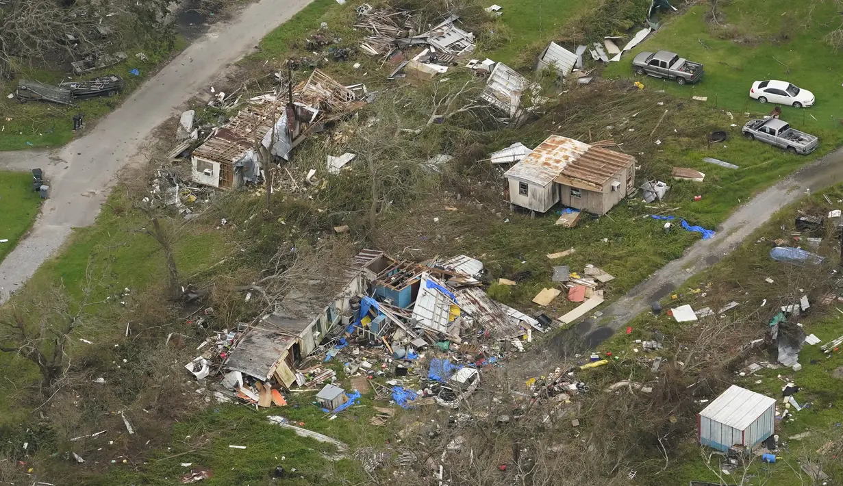 Sisa-sisa rumah yang hancur terlihat setelah Badai Ida di Lafitte, La (6/9/2021). Badai Ida telah sepekan melanda Amerika Serikat (AS) yang mengakibatkan Kendaraan hingga bangunan seperti rumah hancur. (AP Photo/Matt Slocum)