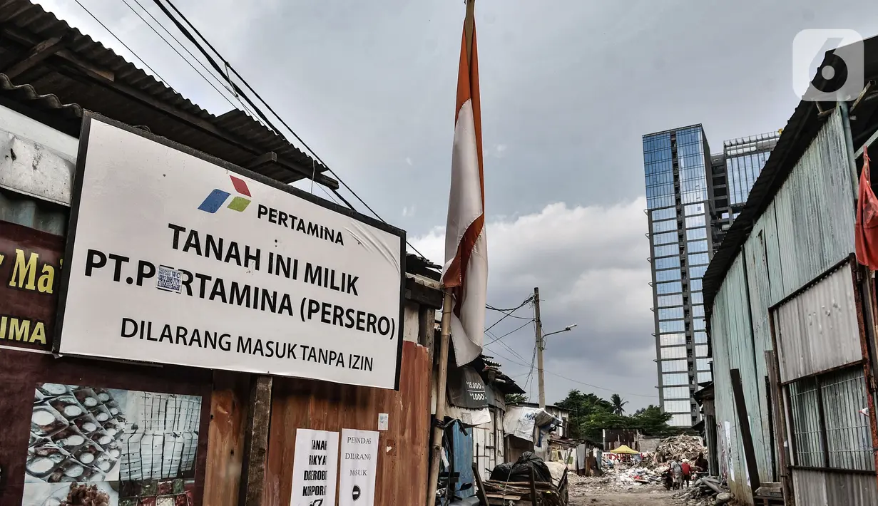 Papan yang dibuat PT Pertamina menghiasi kawasan tersebut di Jalan Pancoran Buntu II, Pancoran, Jakarta Selatan, Minggu (21/3/2021). Sebelumnya pada Rabu (17/3) kemarin, warga setempat terlibat bentrokan sengit dengan ormas yang disewa oleh PT Pertamina. (merdeka.com/Iqbal S. Nugroho)