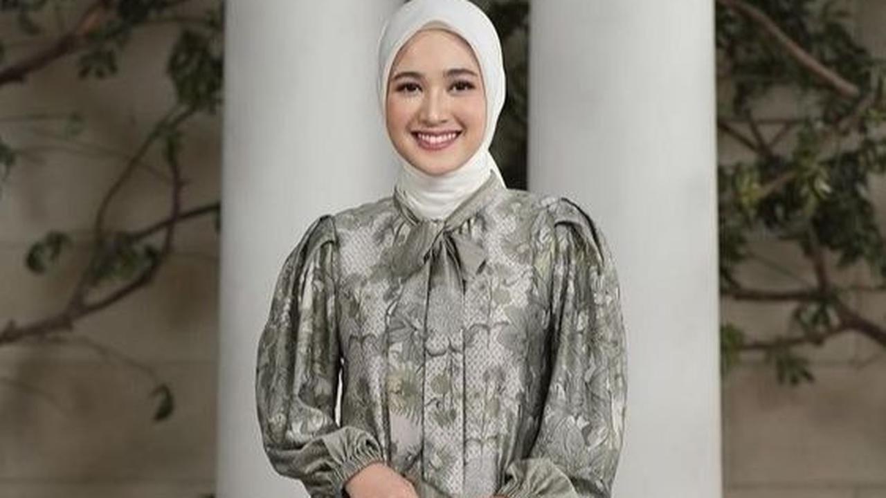Tunik Plisket dengan Variasi Dasi Pita