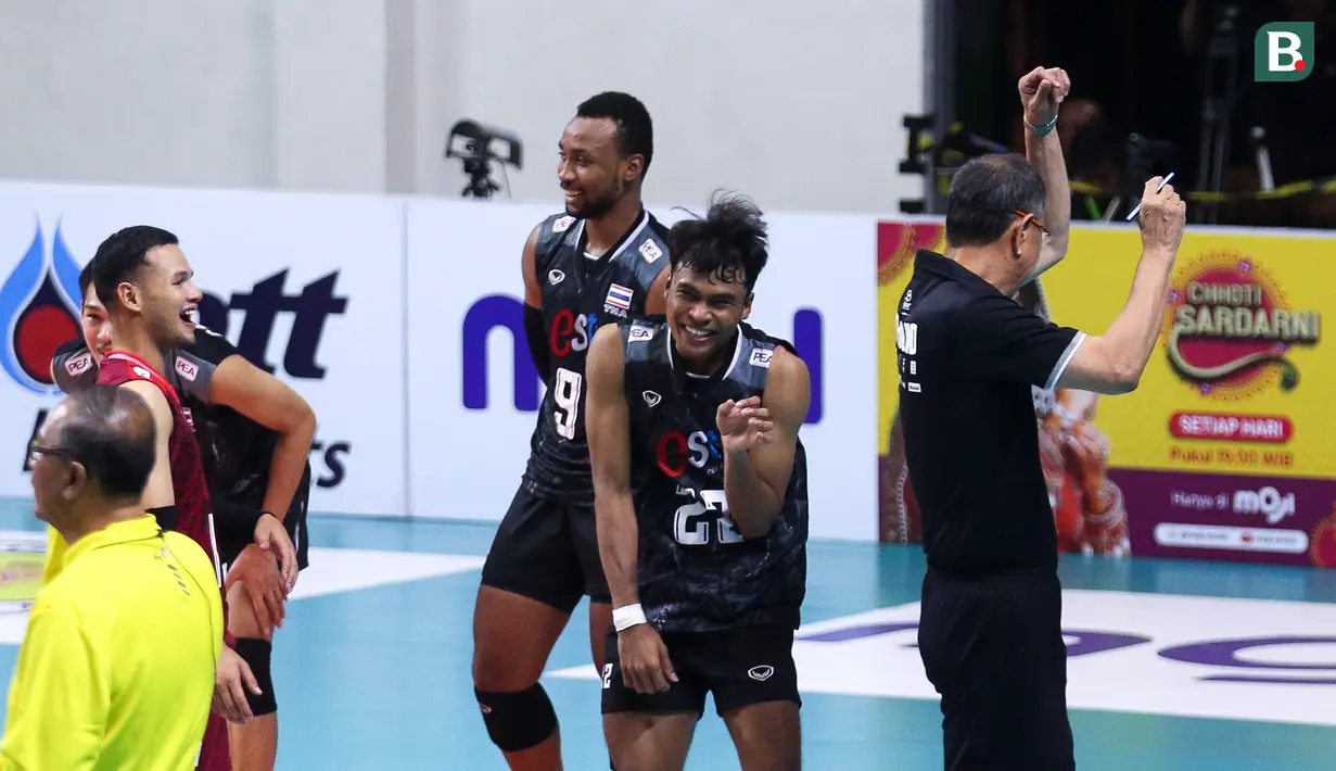 Pemain Timnas Voli Thailand, Anurak Phanram (tengah) bercanda dengan pelatihnya, Park Ki-won pada laga putaran pertama SEA V League 2023 melawan Timnas Voli Indonesia di Padepokan Voli Jenderal Polisi Kunarto, Bogor, Minggu (23/07/2023). (Bola.com/Bagaskara Lazuardi)