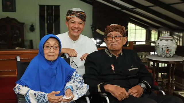 Mantan Gubernur Jabar, Letjen TNI (Purn) Solihin Gautama Purwanegara atau yang lebih akrab disapa Solihin GP, langsung menyambut hadirnya Ganjar Pranowo untuk bersilaturahmi di kediamannya, Bandung, Rabu (4/10). Meski diduk di kursi roda, namun aura sang