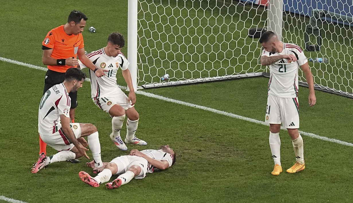 Pemandangan mencekam setelah insiden horor yang menimpa Barnabas Varga pada pertandingan Grup A Euro 2024 antara Skotlandia kontra Hungaria. (AP Photo/Ariel Schalit)