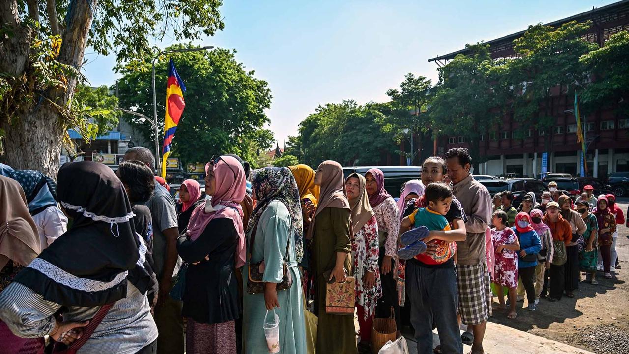 FOTO: Antrean Panjang di Surabaya, 10 Ton Beras Murah Ludes Diserbu Warga