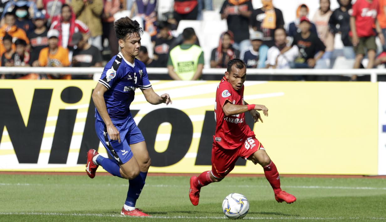 Gelandang Persija Jakarta, Riko Simanjuntak, mengejar bola saat melawan Becamex Binh Duong pada laga Piala AFC di SUGBK, Jakarta, Selasa (26/2). Kedua klub bermain imbang 0-0. (Bola.com/M. Iqbal Ichsan)
