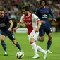 Penyerang Ajax Amsterdam, Amin Younes (tengah) mendapat pengawalan ketat dari pemain Manchester United, Juan Mata (kiri), pada laga final Liga Europa 2016-2017, di Friends Arena, Solna, Swedia (24/5/2017).  (AFP/Soren Anderson)