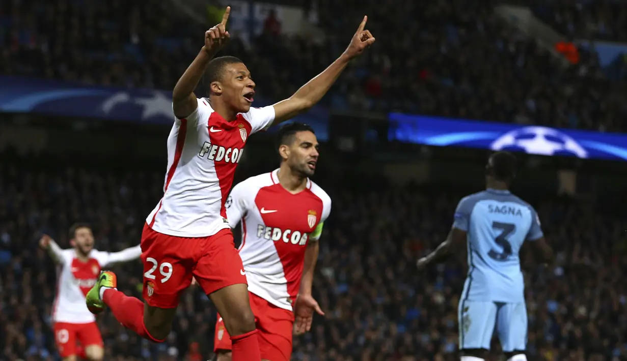 Striker Monaco, Kylian Mbappe, merayakan gol yang dicetaknya ke gawang Manchester City. Sementara ketiga gol dari Monaco dibukukan oleh Kylian Mbappe dan juga dua gol dari Radamel Falcao. (AP/Dave Thompson)