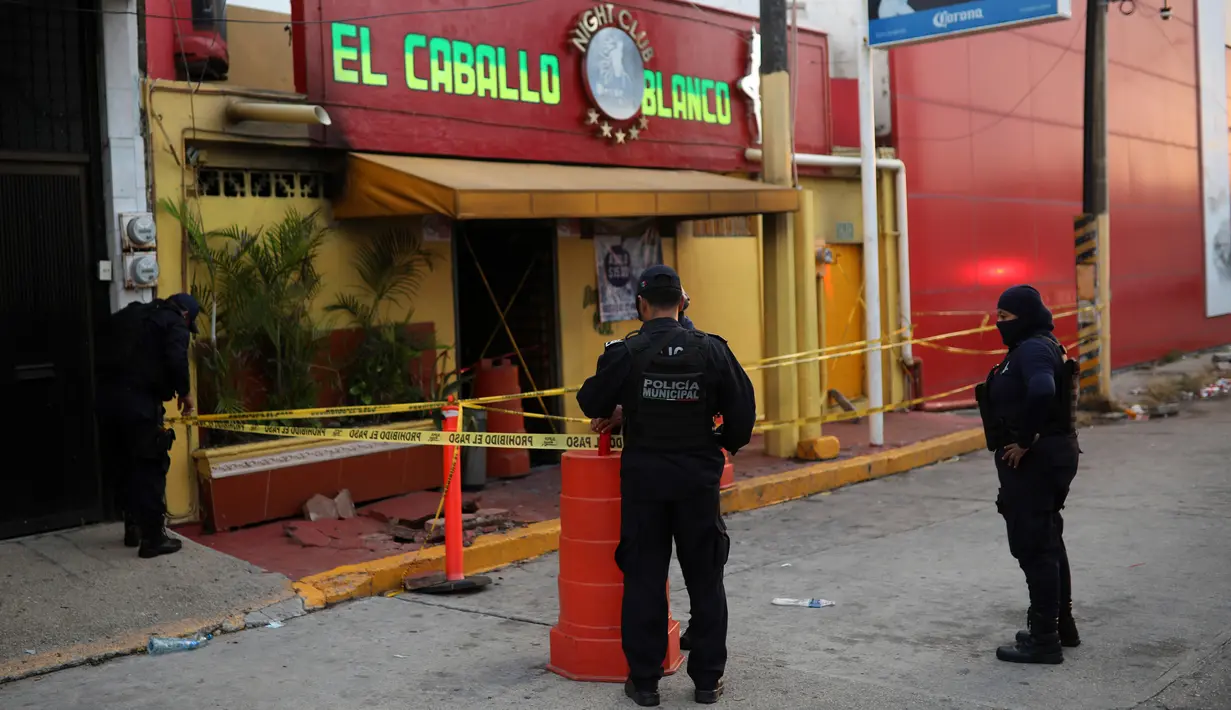 Polisi menjaga klub penari telanjang yang menjadi lokasi penyerangan di Coatzacoalcos, Veracruz, Meksiko, Rabu (28/8/2019). Kantor Kejaksaan Agung mengatakan serangan itu disengaja. (AP Photo/Felix Marquez)