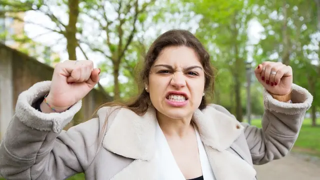 illustrasi wanita marah