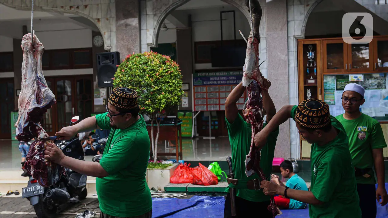 Umat Islam Laksanakan Pemotongan dan Pembagian Daging Hewan Kurban