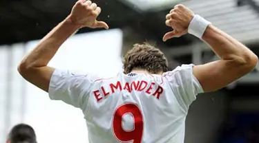 Bolton Wanderers' Swedish striker Johan Elmander celebrates his goal during the English Premier League football match between Wigan Athletic and Bolton Wanderers at The DW Stadium, Wigan, north-west England on October 23, 2010. AFP PHOTO/ANDREW YATES.