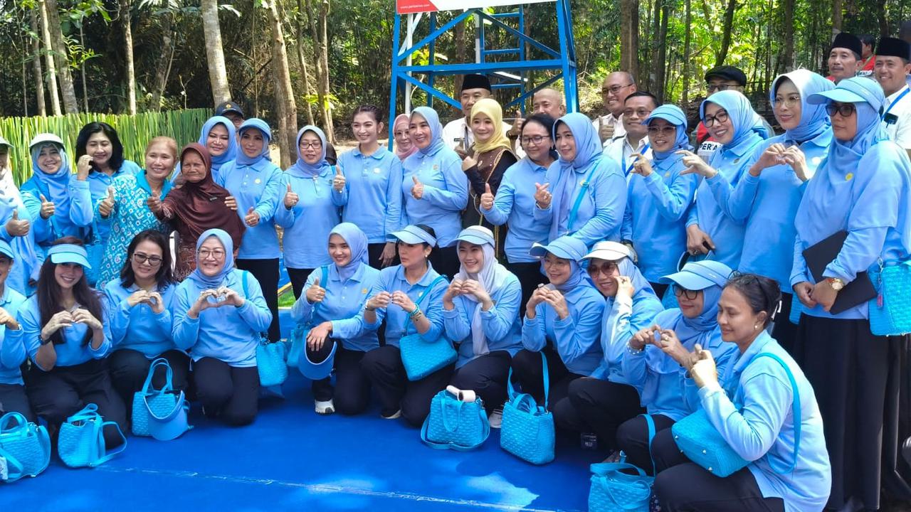 Potret Selvi Blusukan ke Sragen Bareng Istri Kabinet Indonesia Maju Resmikan Bantuan Sumur Bor